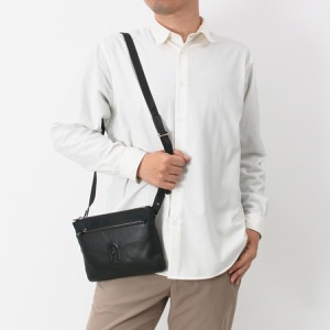 フルラ ショルダーバッグ/ポーチ/クロスボディ バッグ メンズ メン アーバン エクストラ ラージ ブラック ME00060 BX0320 O6000 15360 FURLA