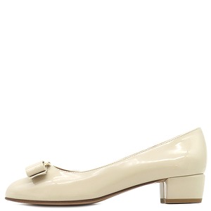 サルヴァトーレ・フェラガモ パンプス ヴァラ リボン パテントレザー ベージュ 6 アイボリー 靴 723350 中古