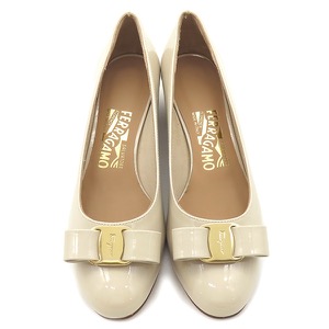 サルヴァトーレ・フェラガモ パンプス ヴァラ リボン パテントレザー ベージュ 6 アイボリー 靴 723350 中古