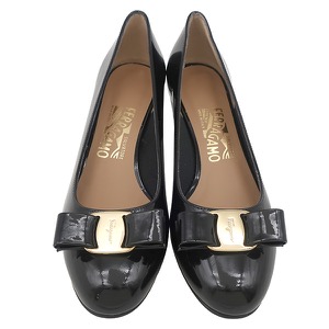 サルヴァトーレ・フェラガモ パンプス ヴァラ リボン エナメル ブラック 7 黒 パテントレザー 01B221 591963 中古