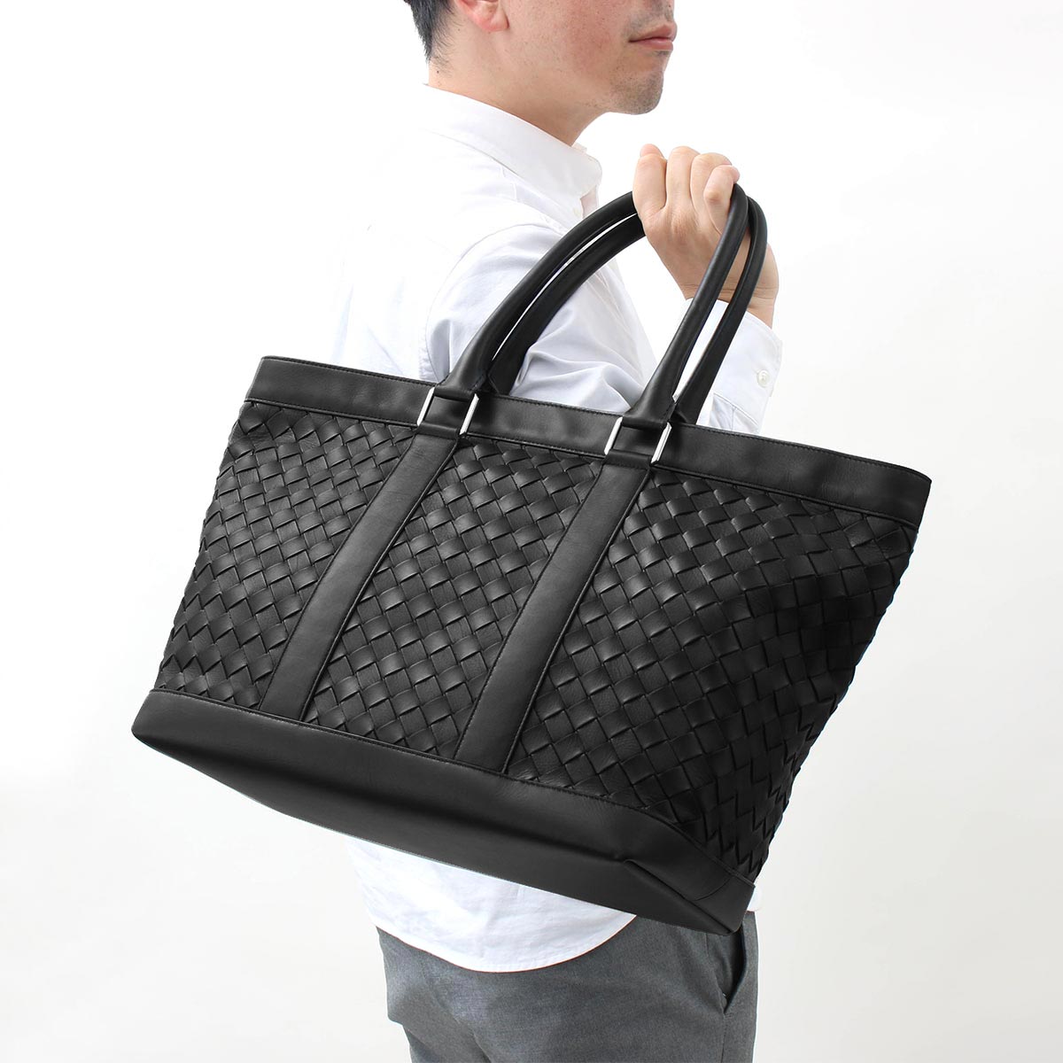 ●日本正規品●  イントレチャート　ハンドバッグ　ブラック　ボッテガ VENETA BOTTEGA ハンドバッグ